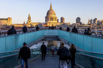 Britons getting poorer  report